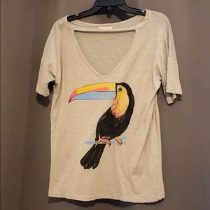 Vintage Graphic Toucan v-neck tee